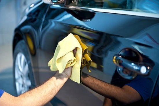 Confira trs dicas para fazer a limpeza correta do seu carro em casa