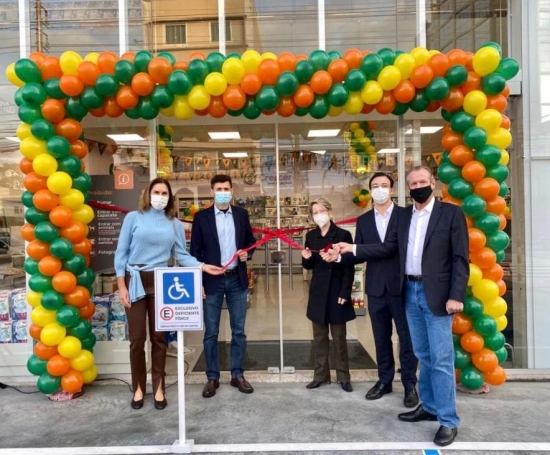 Cooper inaugura primeira farmcia de rua em Blumenau